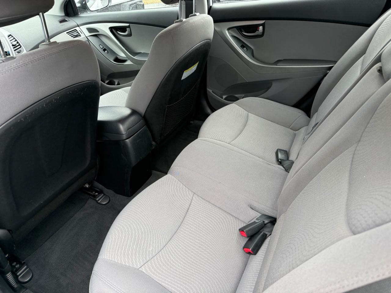 Hyundai Elantra SE 6AT 2016