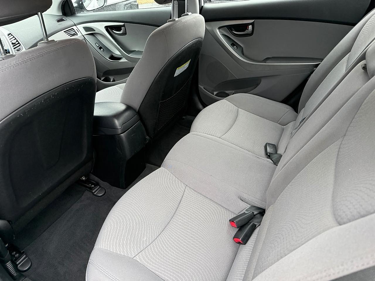 Hyundai Elantra SE 6AT 2016