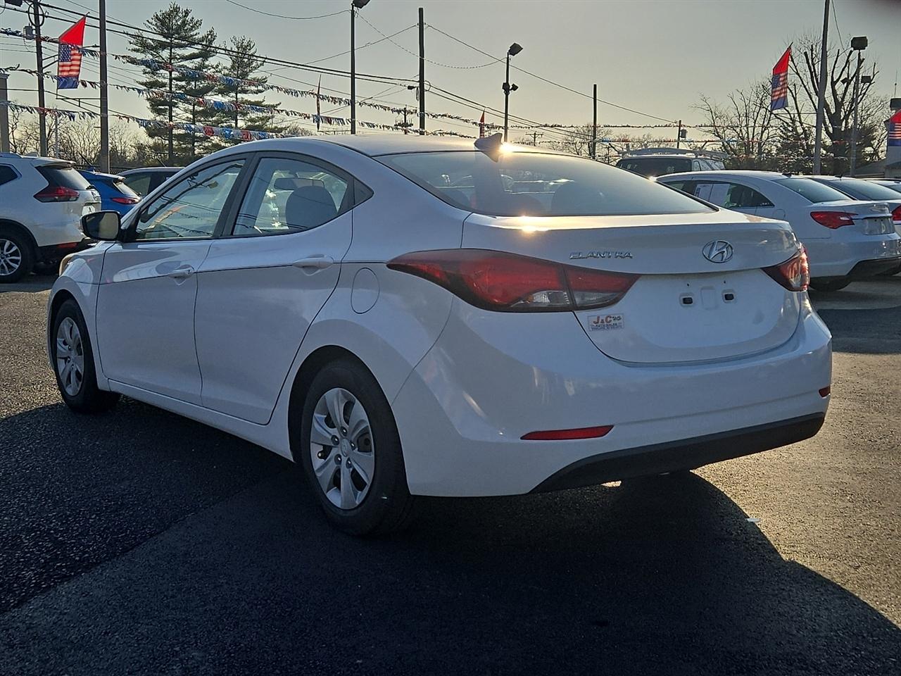Hyundai Elantra SE 6AT 2016