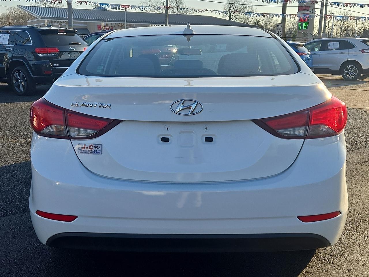 Hyundai Elantra SE 6AT 2016
