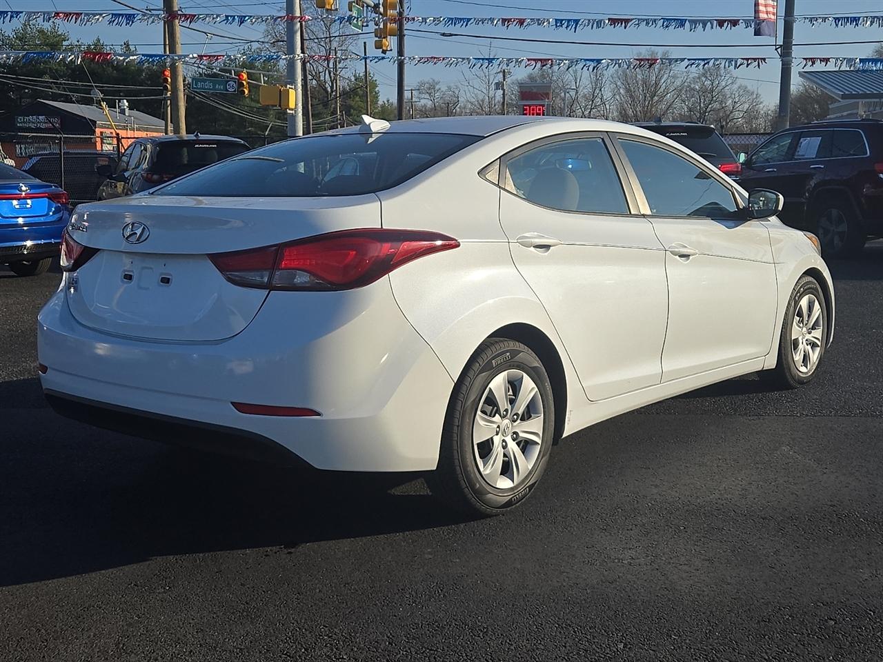 Hyundai Elantra SE 6AT 2016