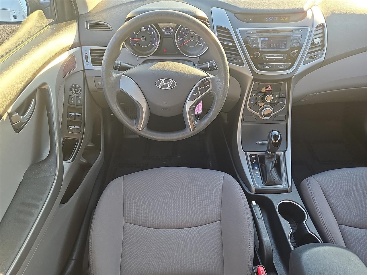 Hyundai Elantra SE 6AT 2016