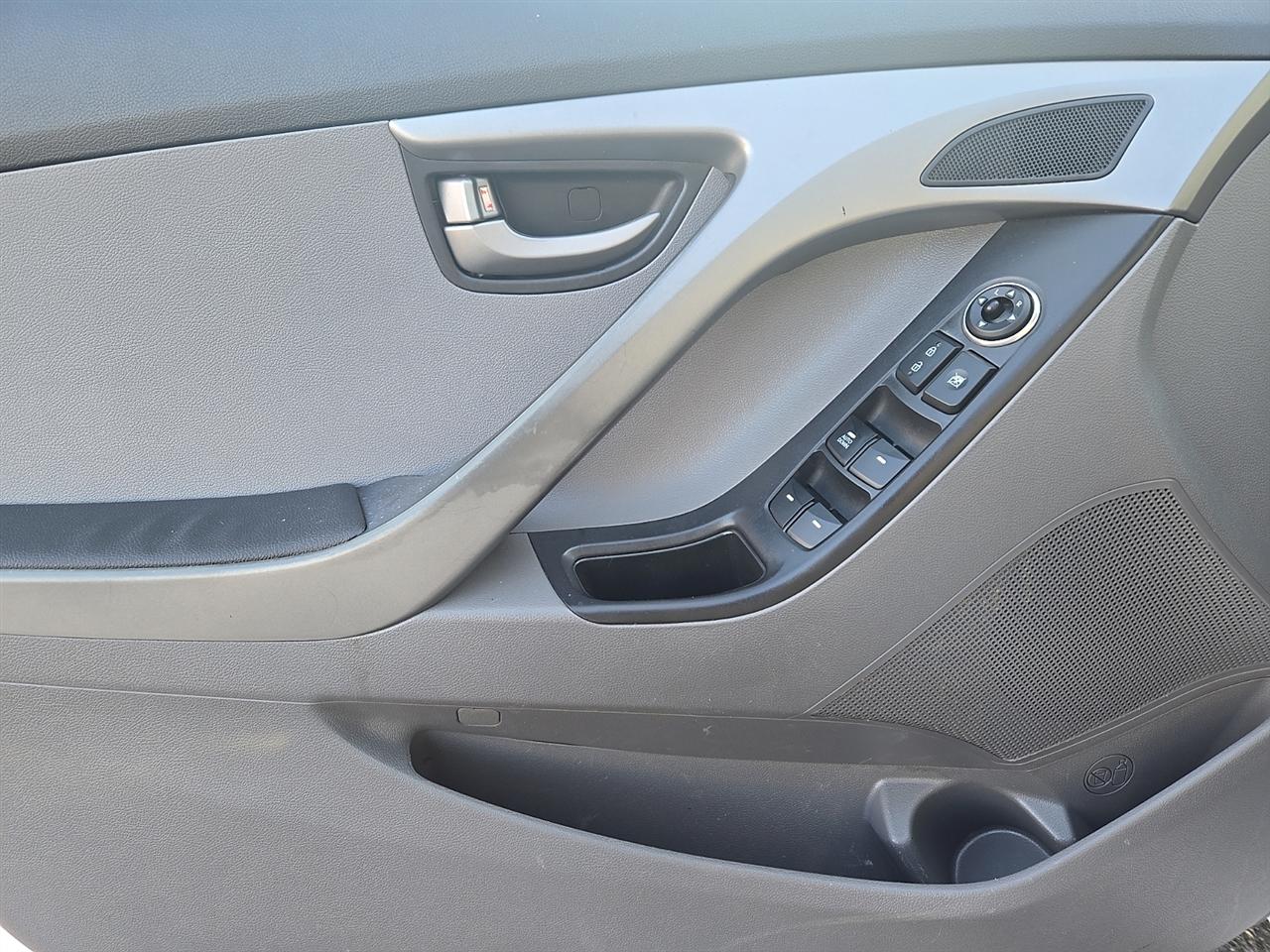 Hyundai Elantra SE 6AT 2016