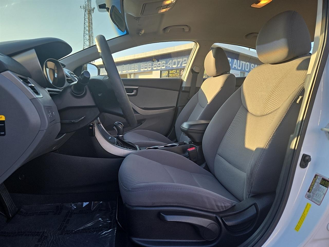 Hyundai Elantra SE 6AT 2016