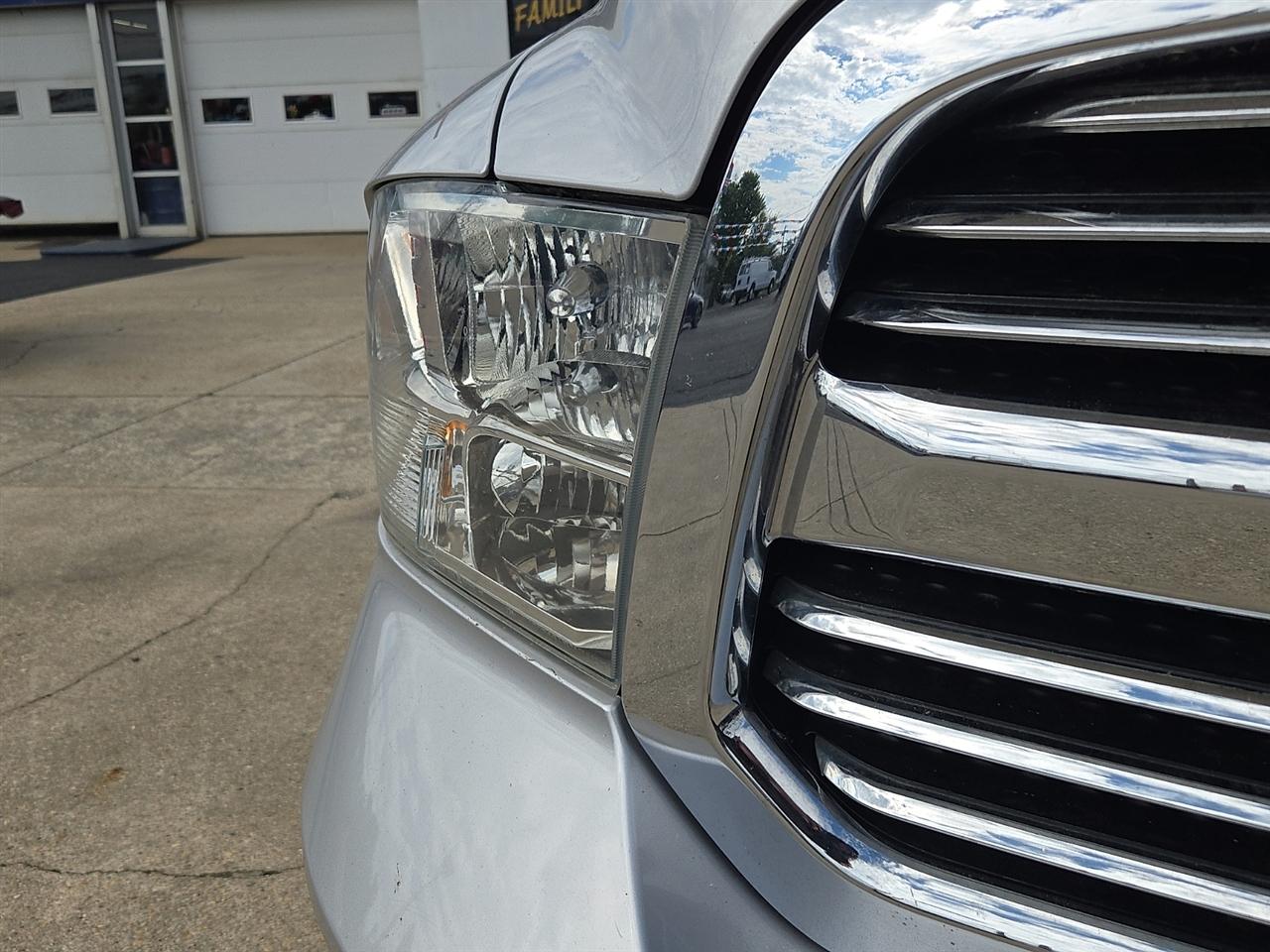 RAM 1500 SLT Crew Cab SWB 4WD 2015