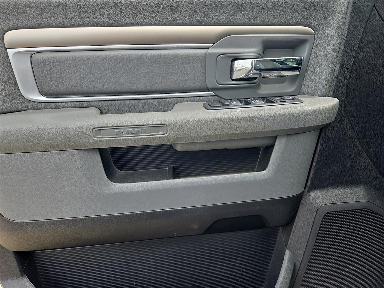 RAM 1500 SLT Crew Cab SWB 4WD 2015