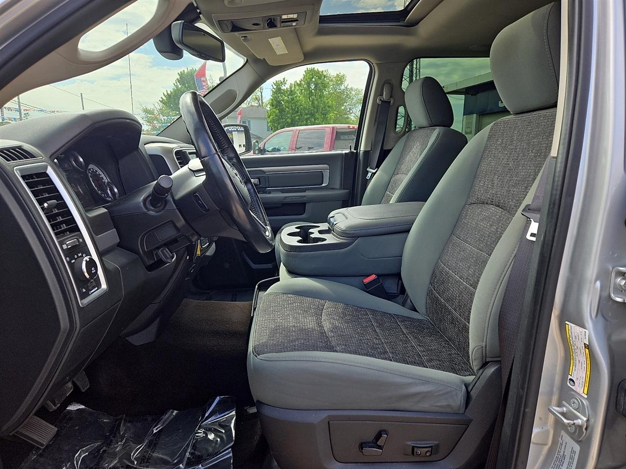 RAM 1500 SLT Crew Cab SWB 4WD 2015