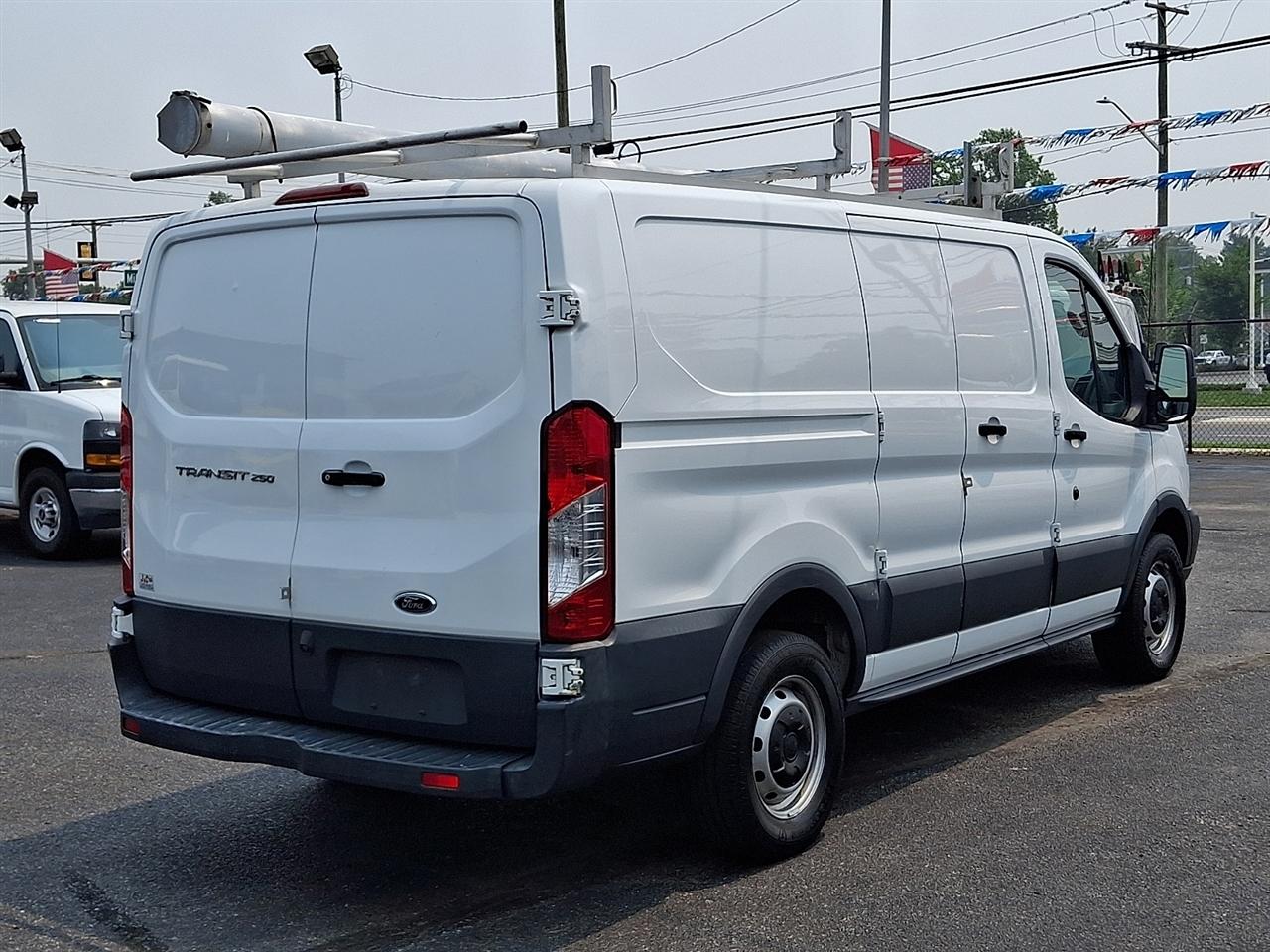 Ford Transit 250 Van Low Roof 60/40 Pass.130-in. WB 2018