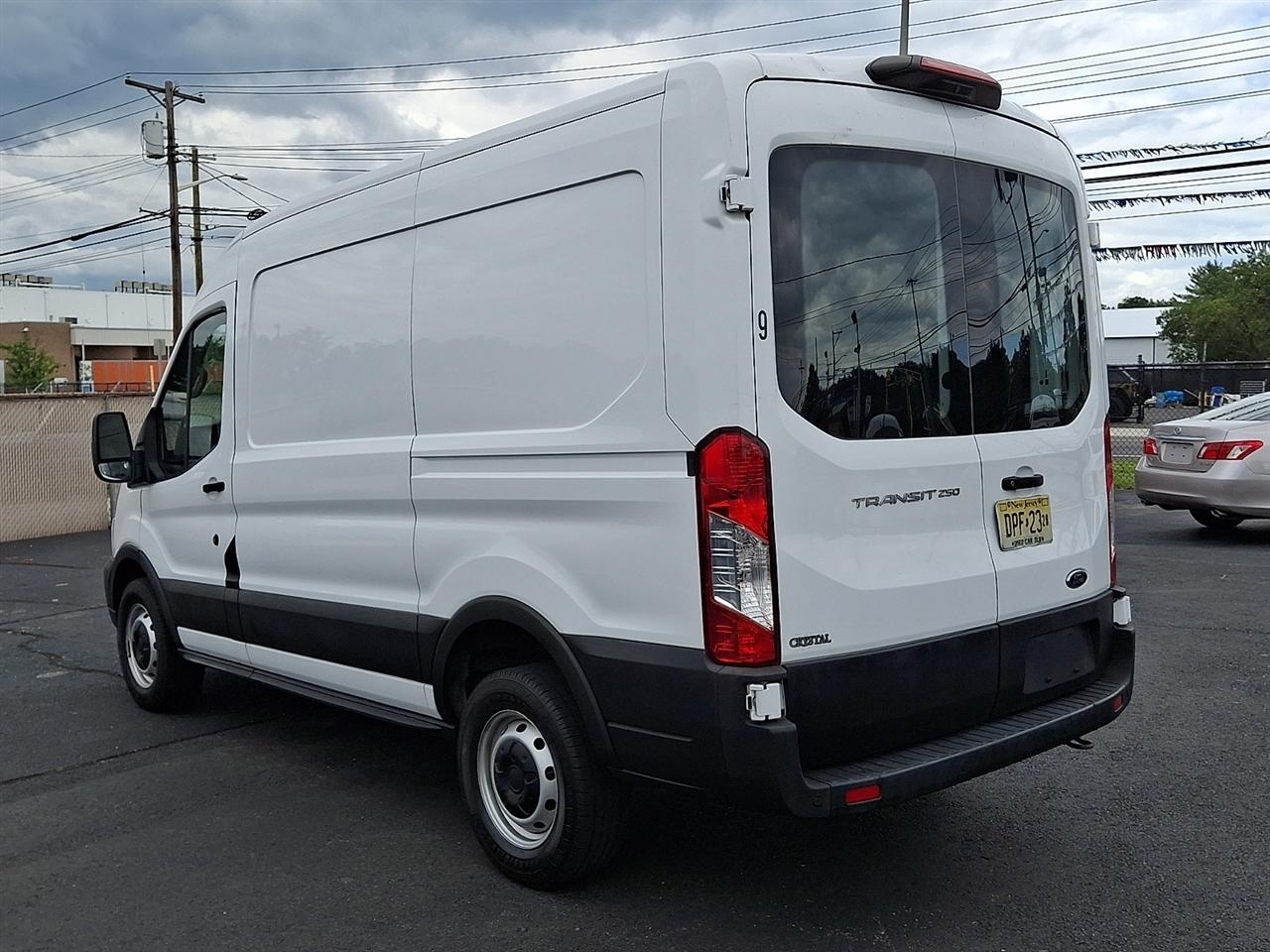Ford Transit 250 Van Med. Roof w/Sliding Pass. 130-in. WB 2020