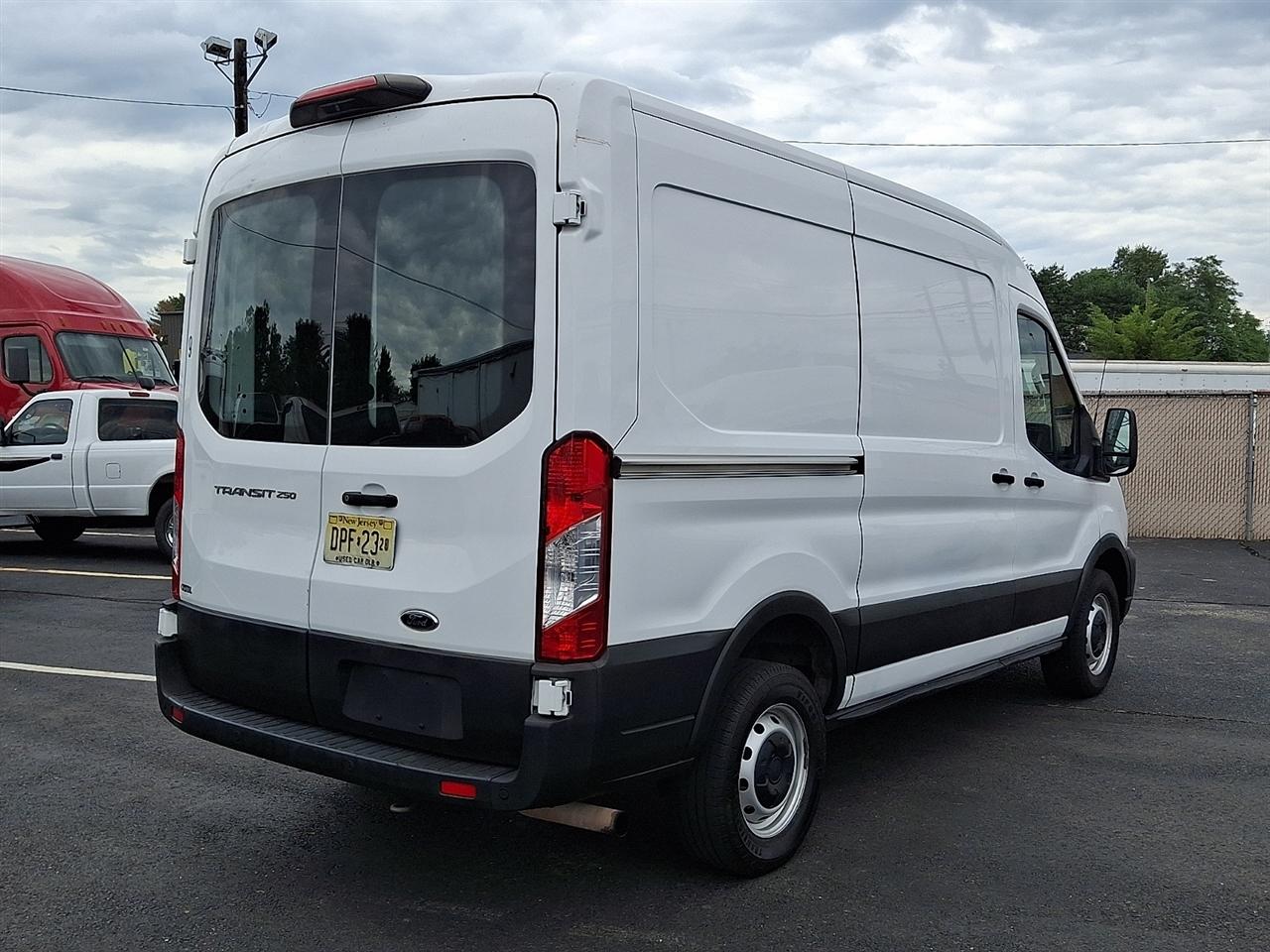Ford Transit 250 Van Med. Roof w/Sliding Pass. 130-in. WB 2020