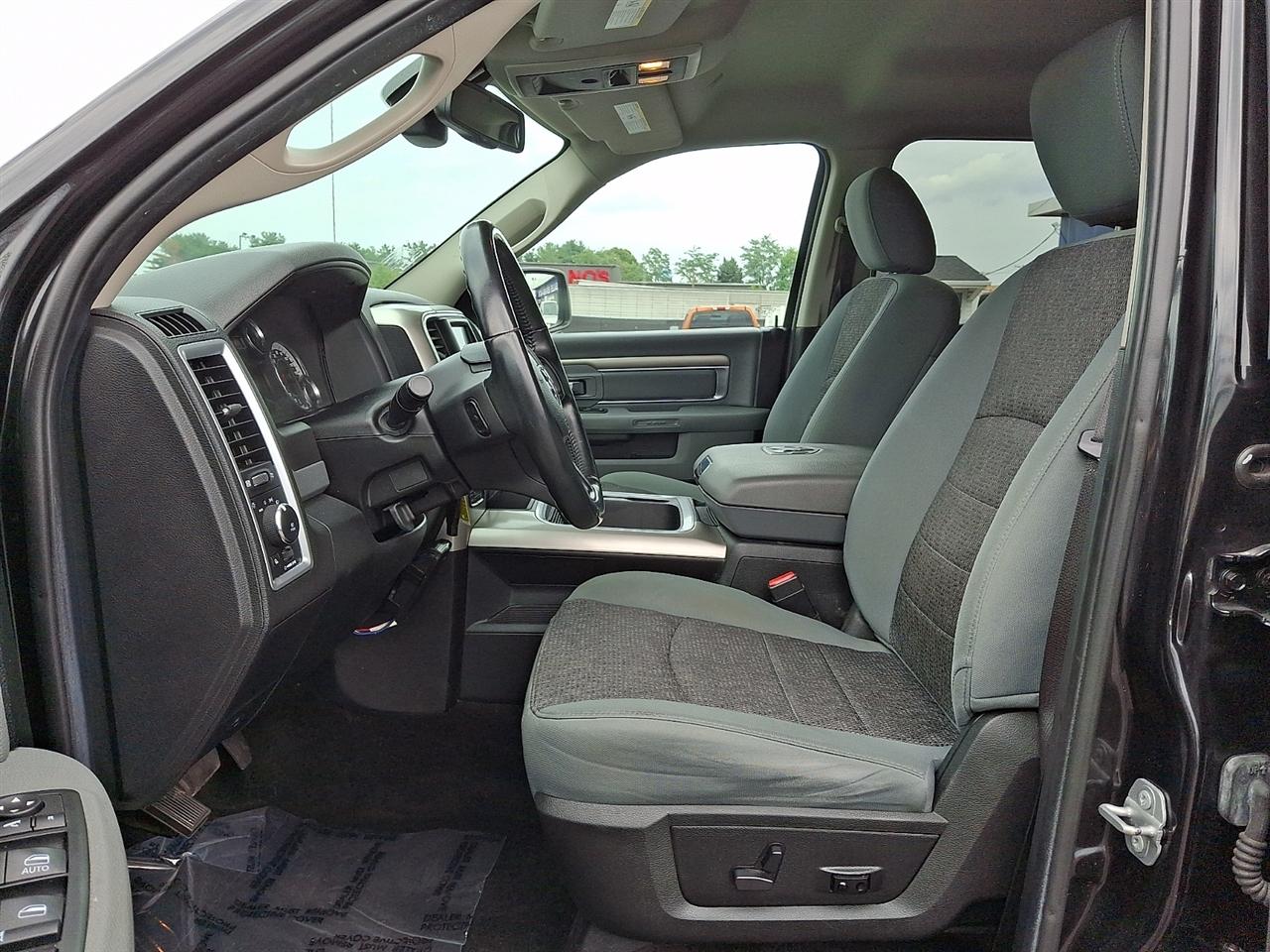RAM 1500 SLT Crew Cab SWB 4WD 2017