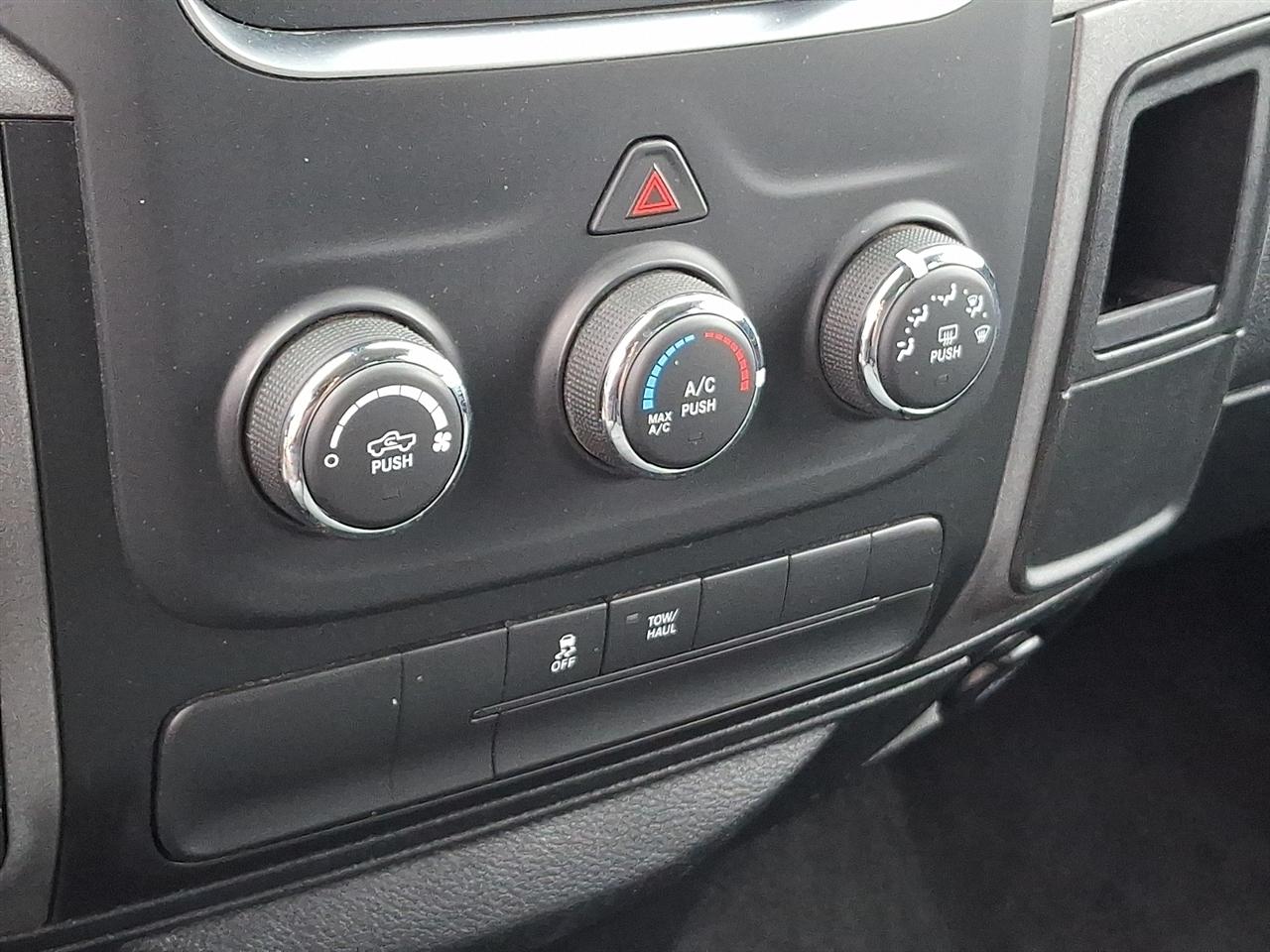 RAM 1500 Tradesman Quad Cab 4WD 2017