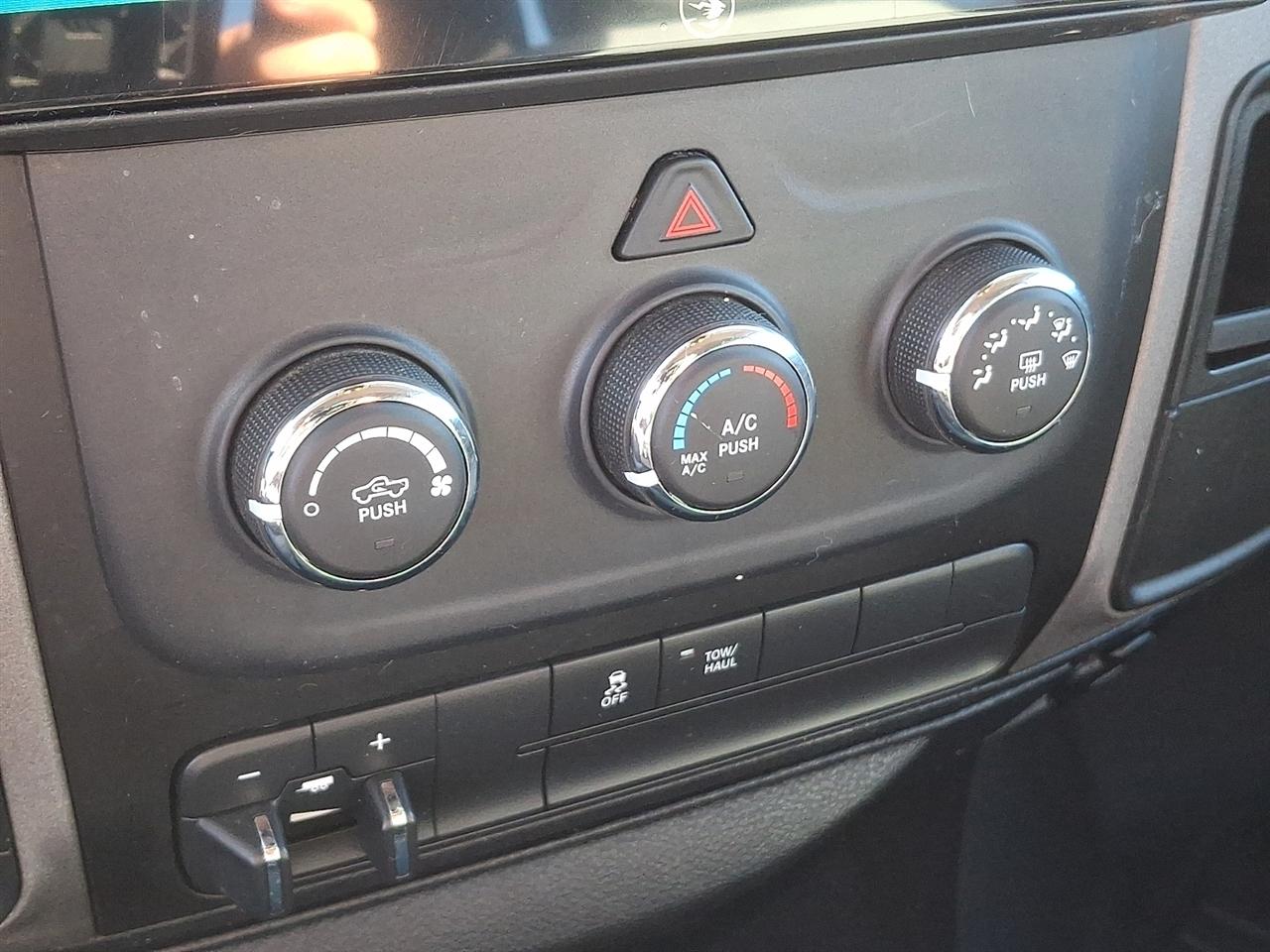RAM 1500 Tradesman Quad Cab 4WD 2016