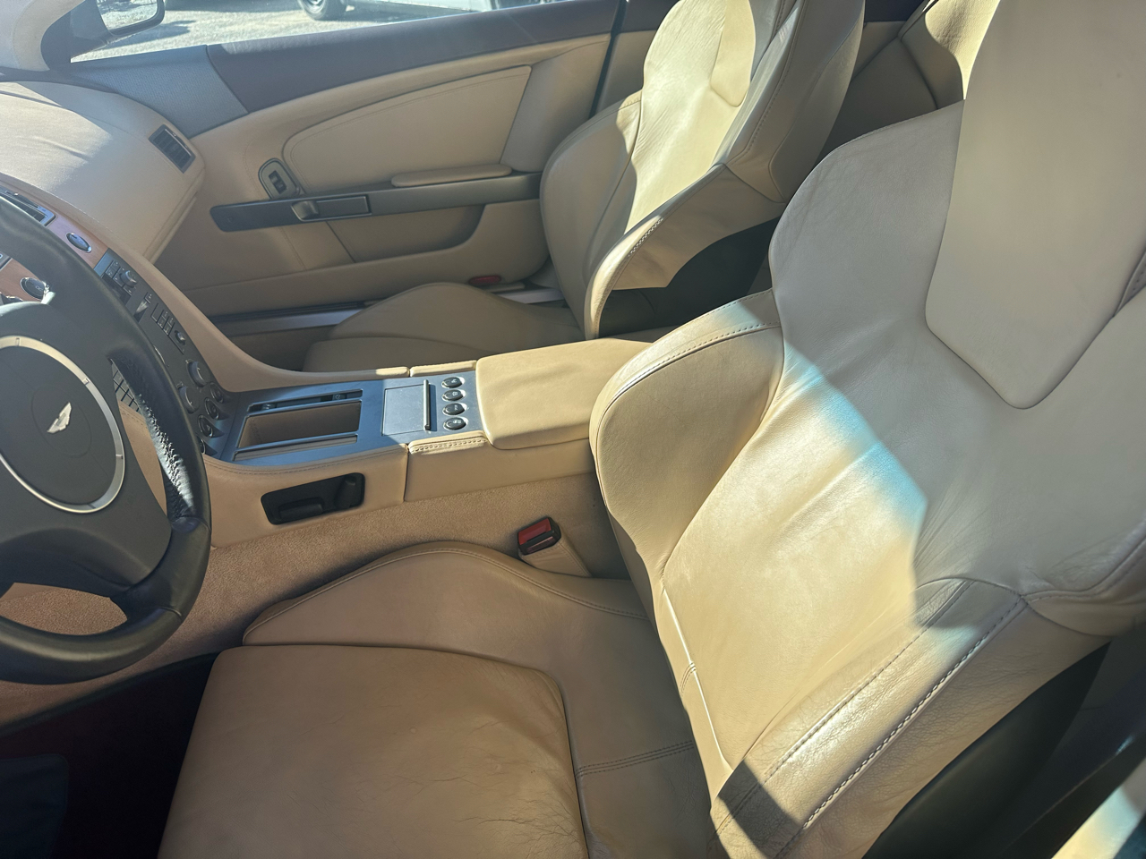 Aston Martin DB9 Coupe 2005