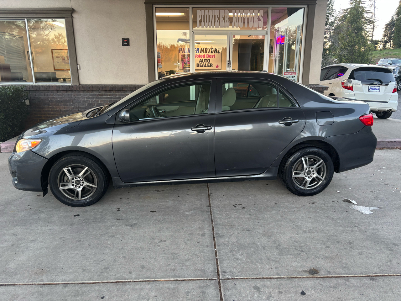 2010 Toyota Corolla LE photo 4