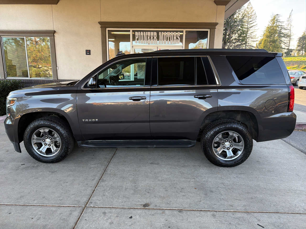 2018 Chevrolet Tahoe LS photo 2