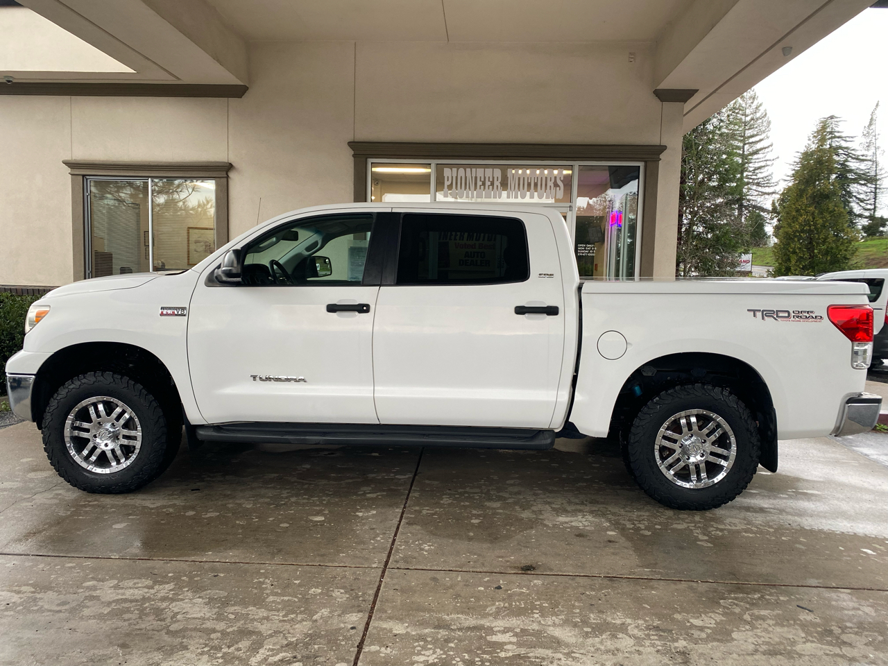 Toyota Tundra 4WD Truck CrewMax 5.7L V8 6-Spd AT (Natl) 2010
