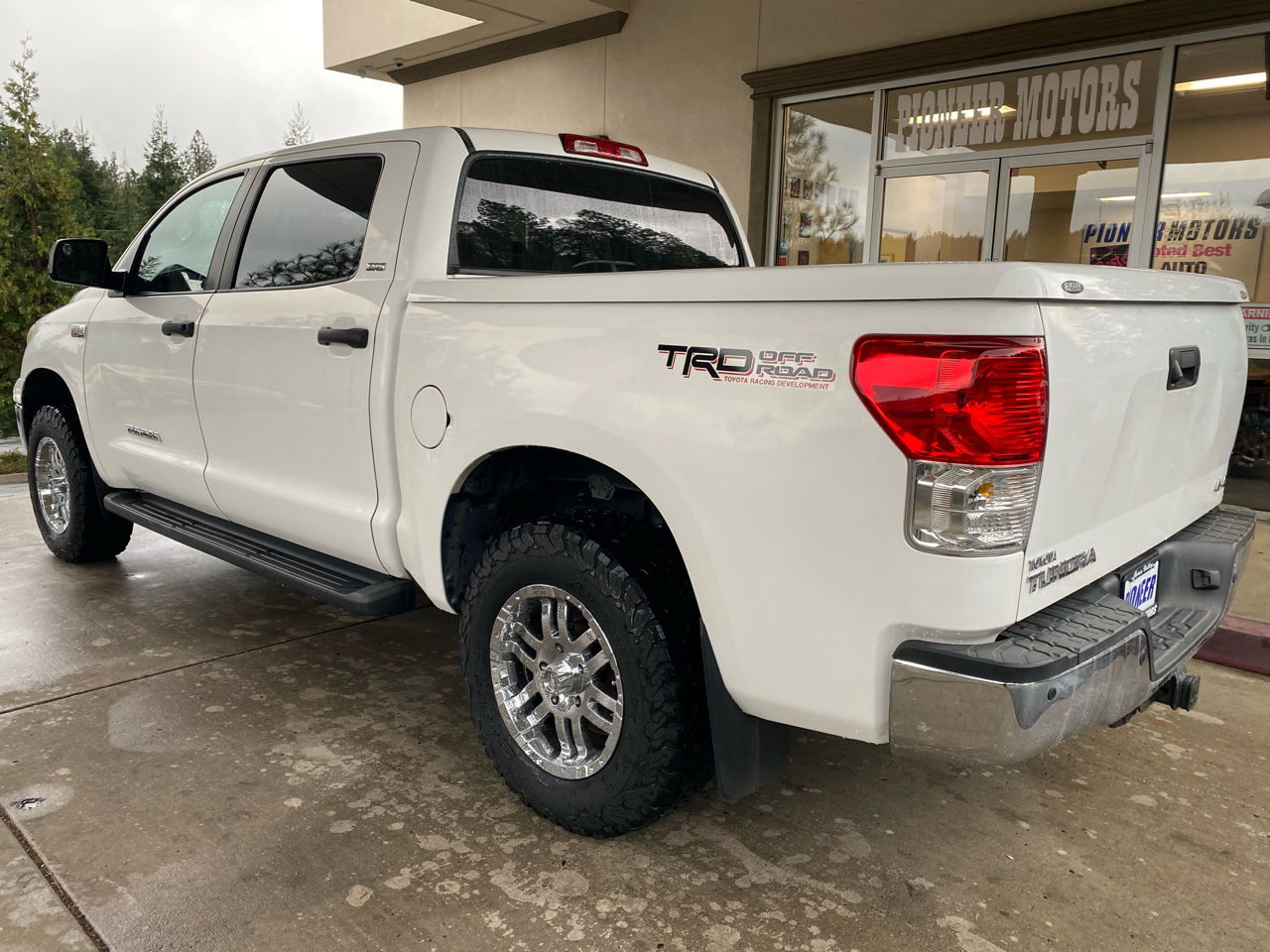 Toyota Tundra 4WD Truck CrewMax 5.7L V8 6-Spd AT (Natl) 2010