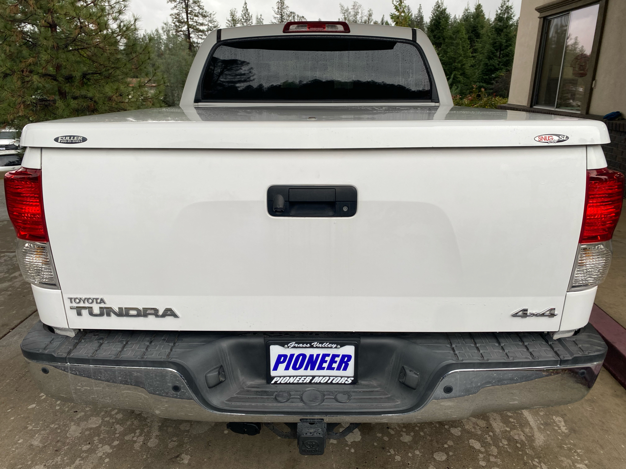 Toyota Tundra 4WD Truck CrewMax 5.7L V8 6-Spd AT (Natl) 2010