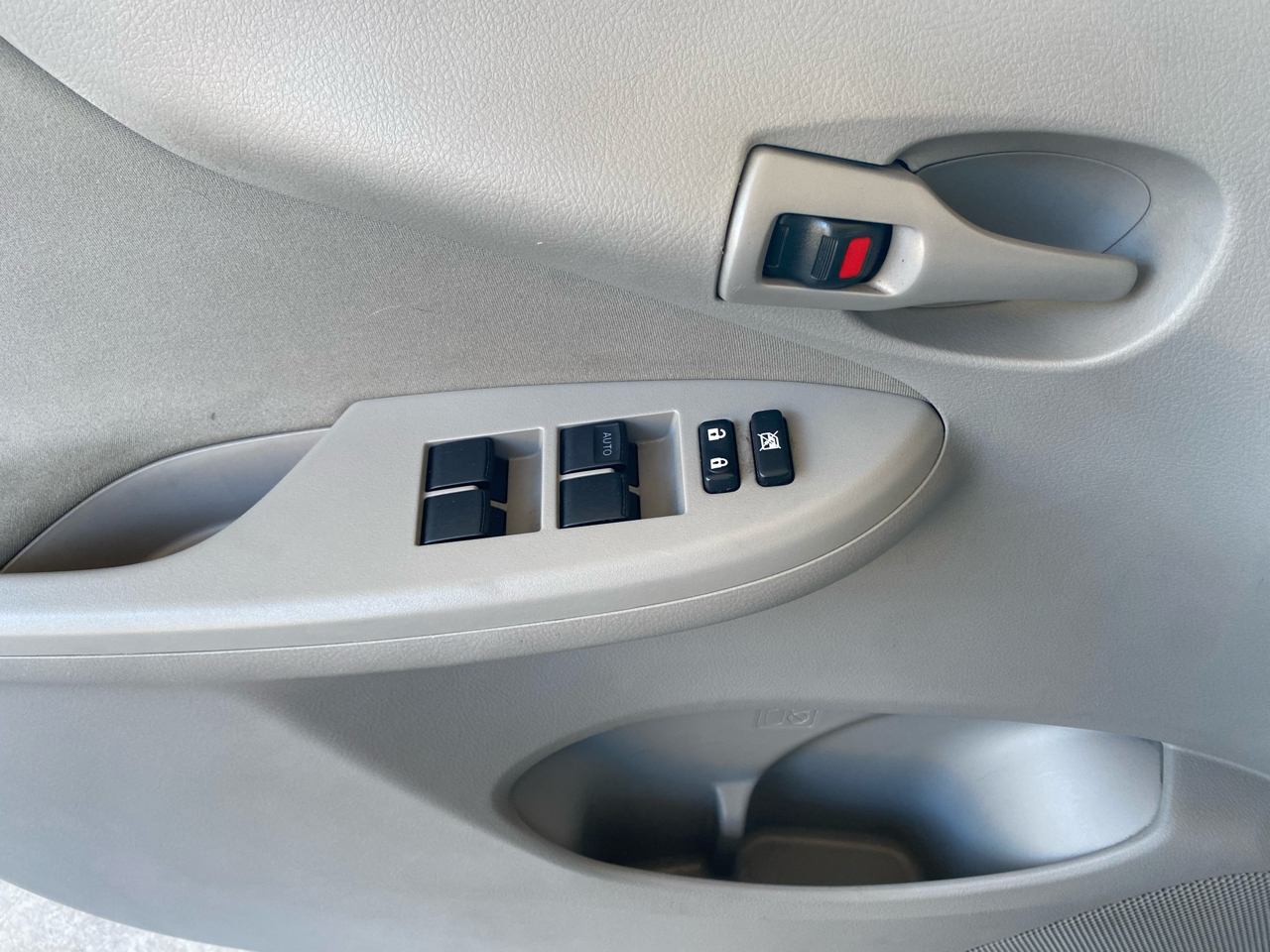 Toyota Corolla 4dr Sdn LE Auto 2009