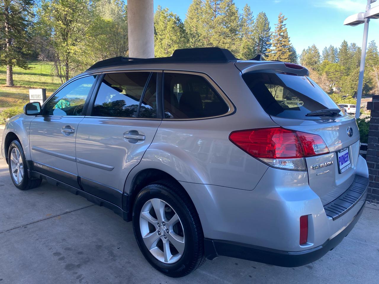 Subaru Outback Limited 4D Wagon AWD 2013