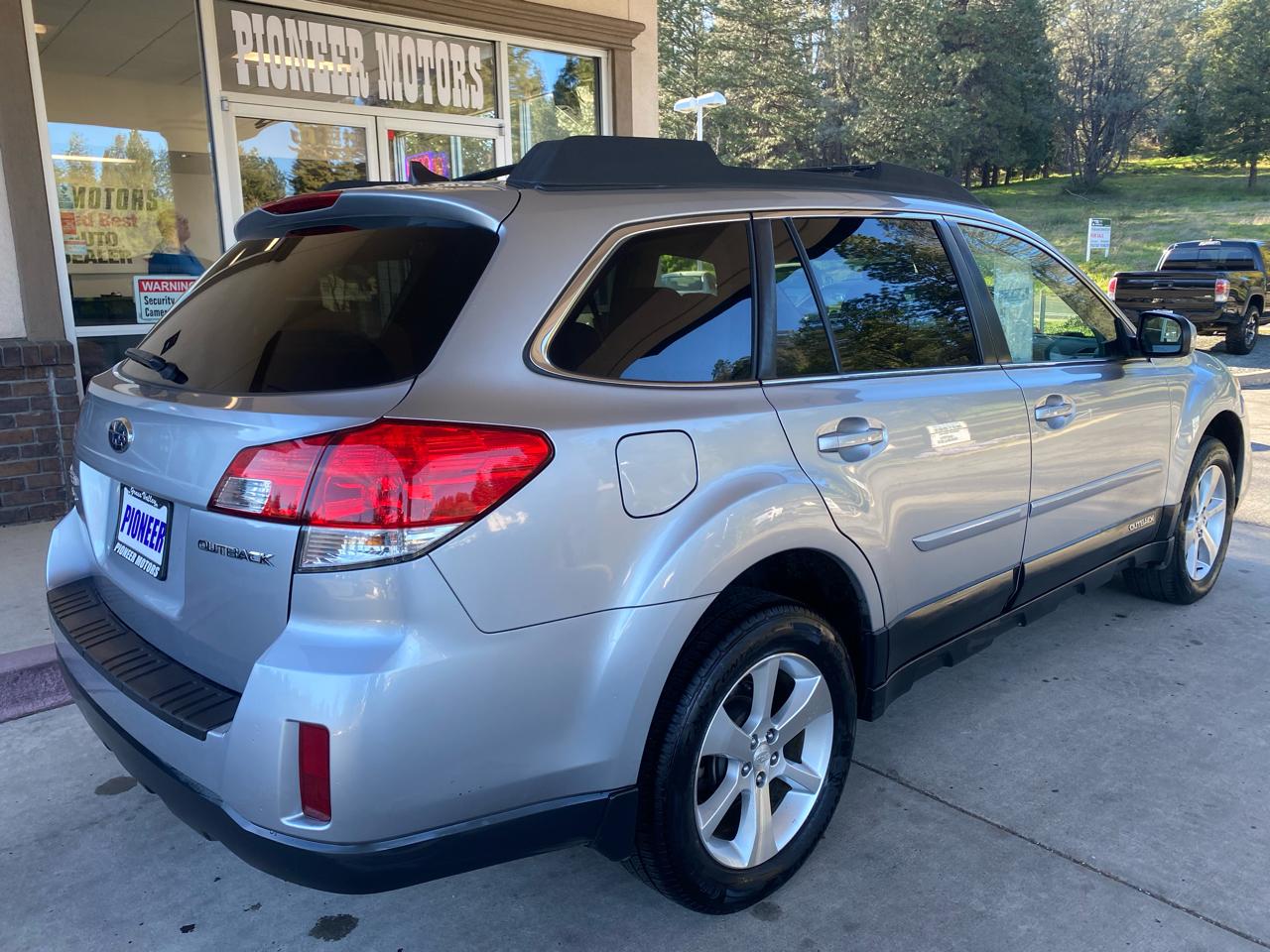 Subaru Outback Limited 4D Wagon AWD 2013