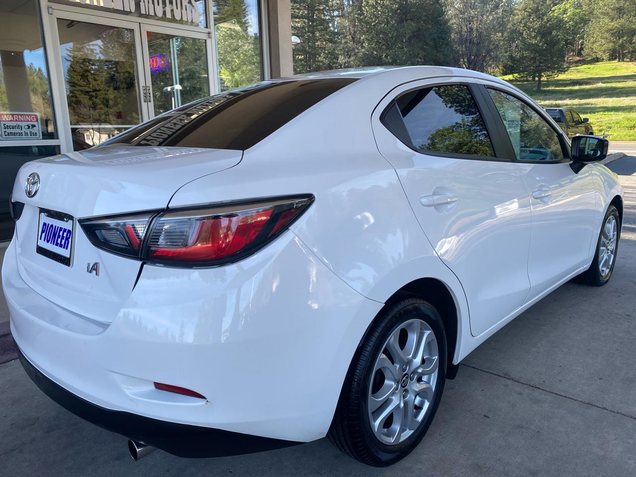 Toyota Yaris iA Auto (Natl) 2017