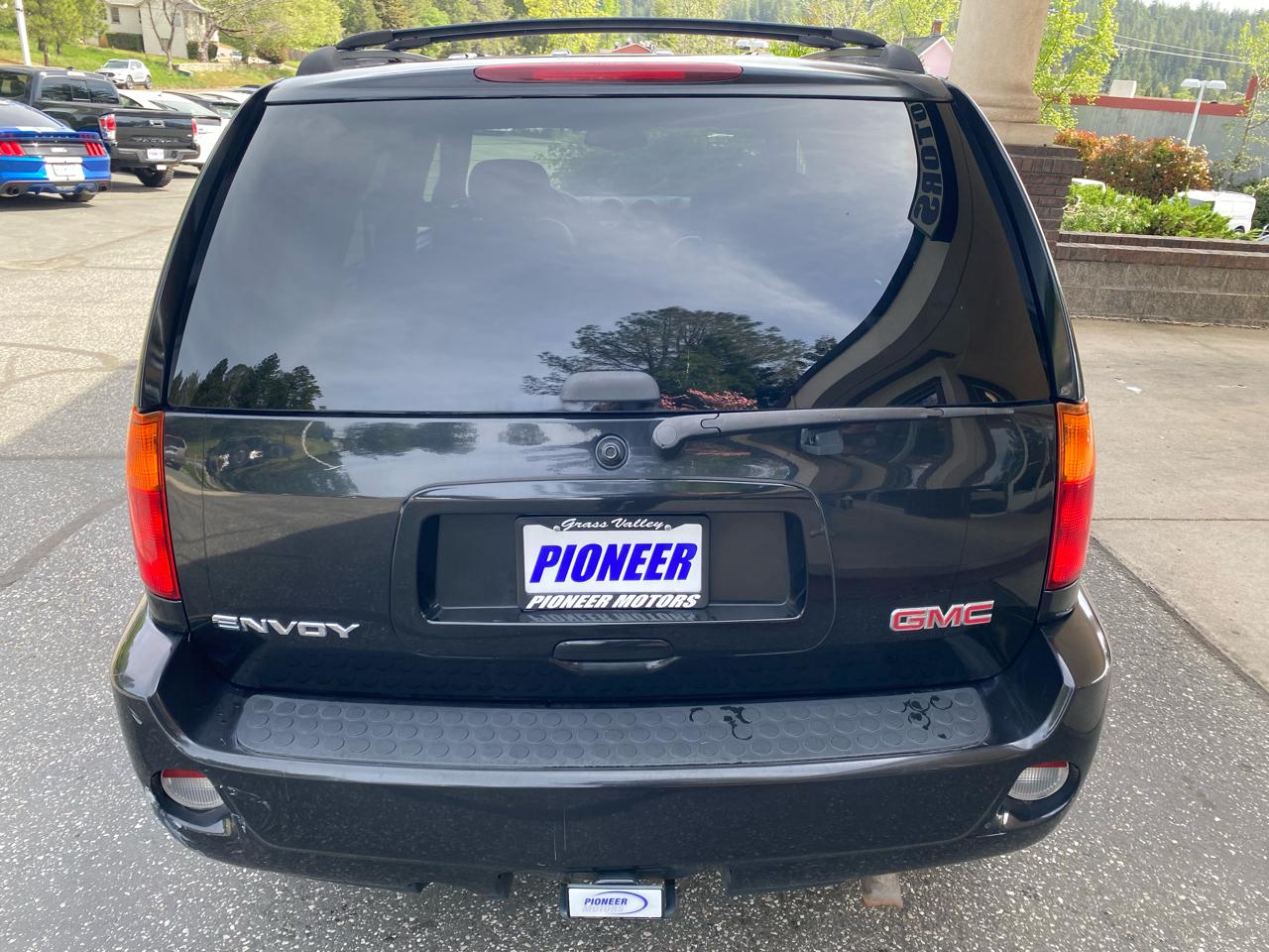 GMC Envoy 4WD 4dr Denali 2008