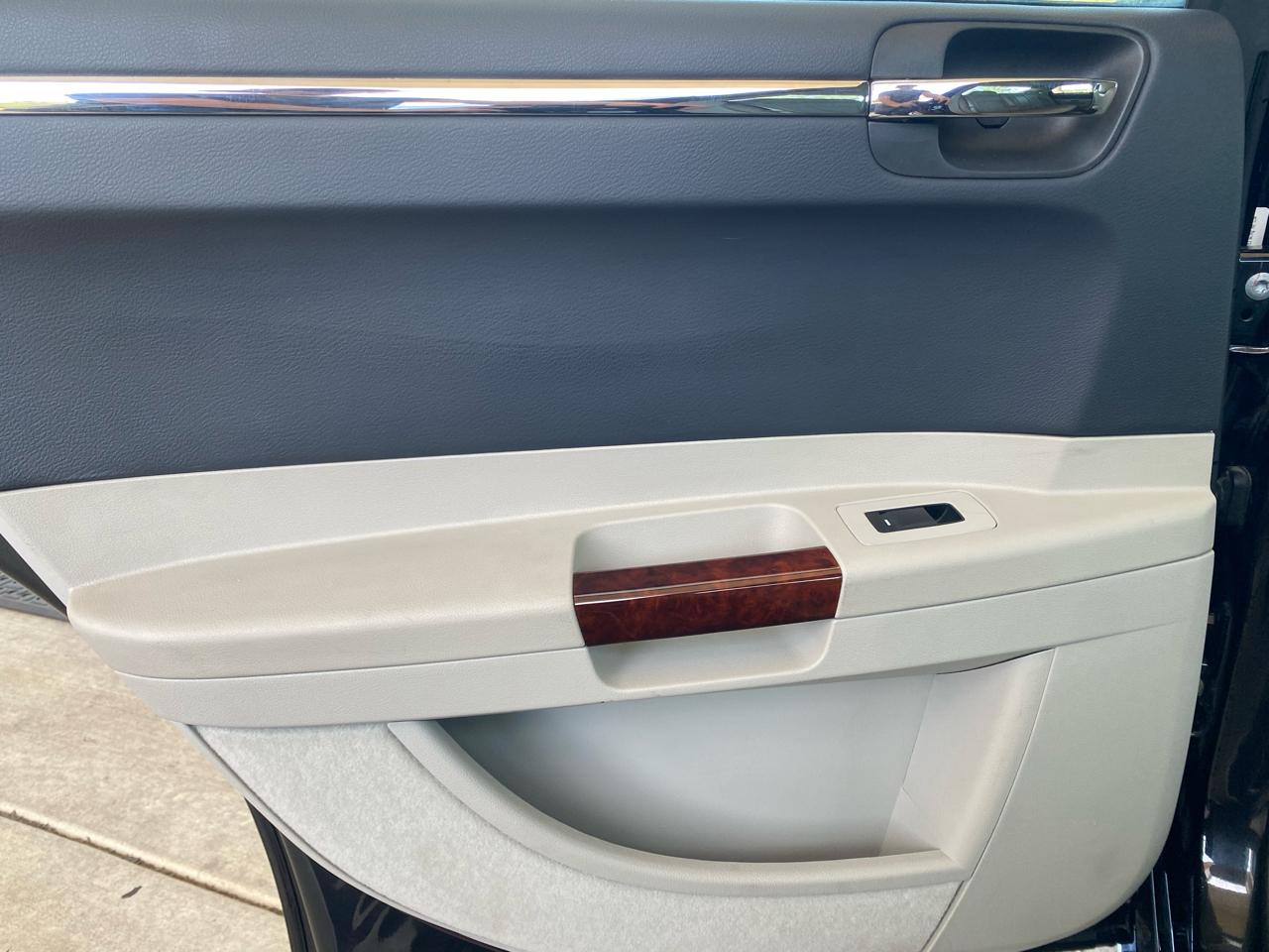 Chrysler 300 4dr Sdn 300C RWD 2007