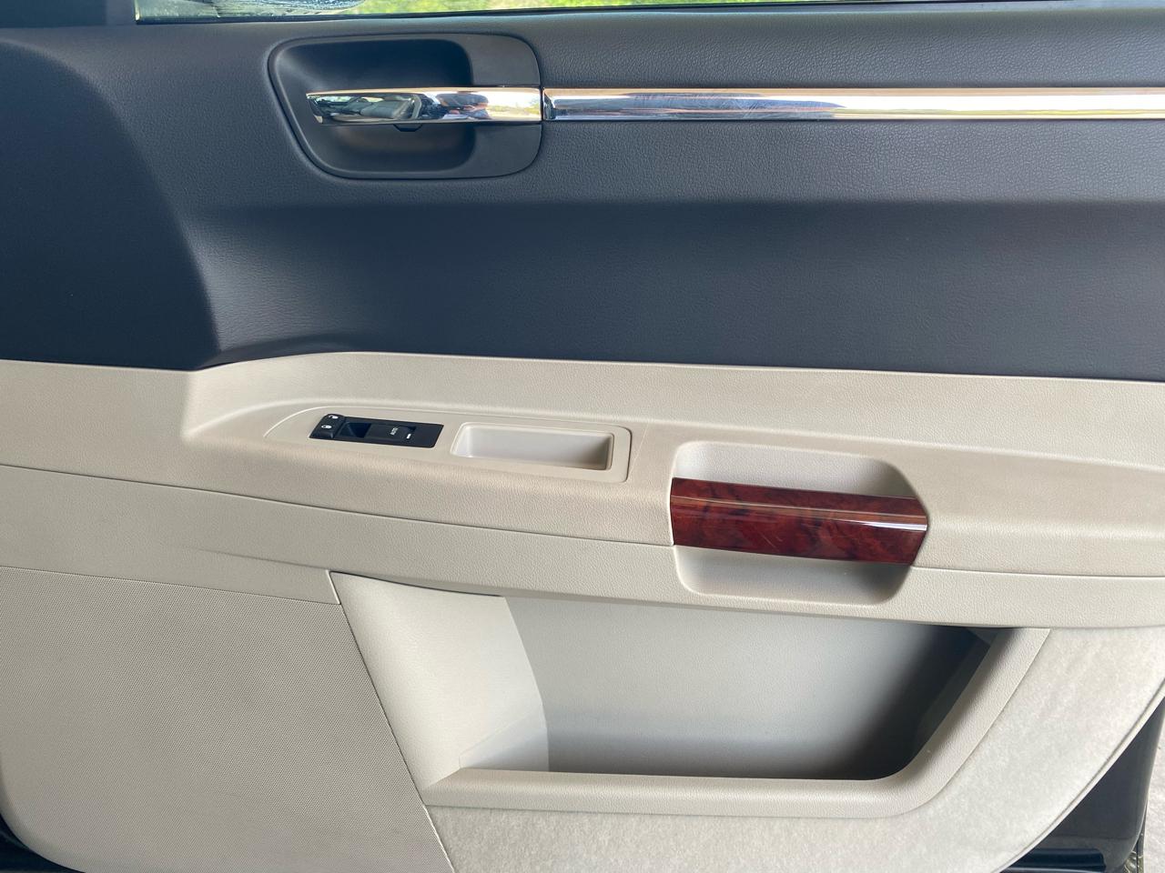 Chrysler 300 4dr Sdn 300C RWD 2007