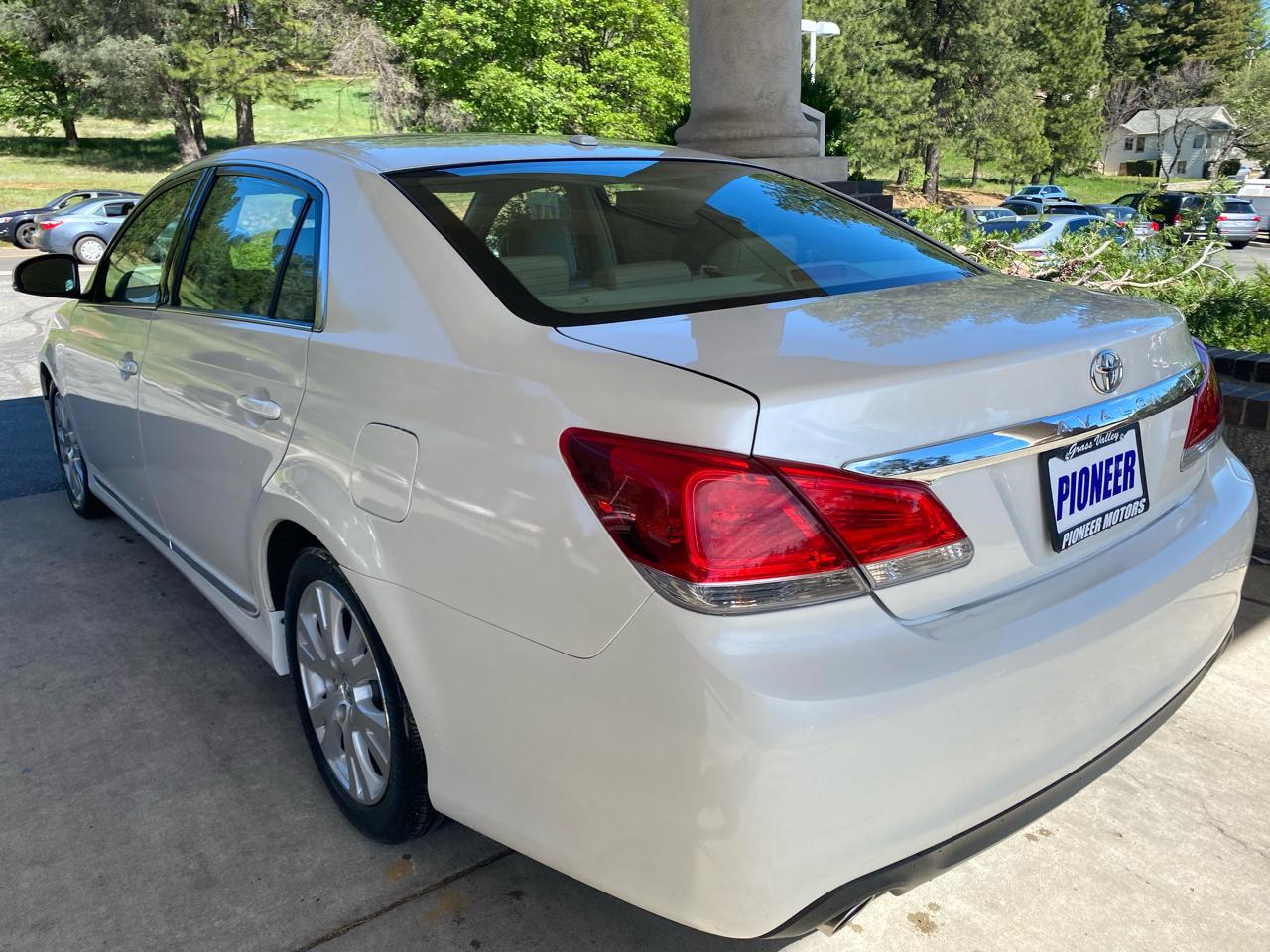 Toyota Avalon 4dr Sdn (Natl) 2011
