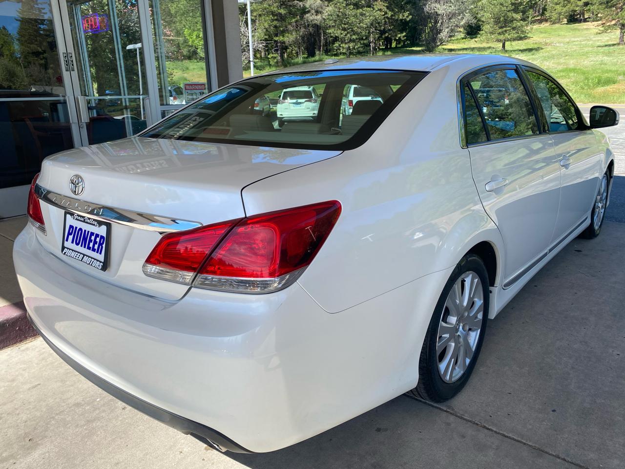 Toyota Avalon 4dr Sdn (Natl) 2011