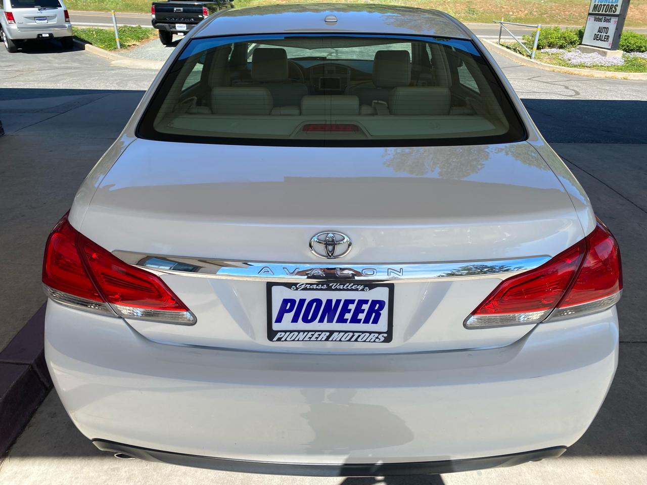 Toyota Avalon 4dr Sdn (Natl) 2011