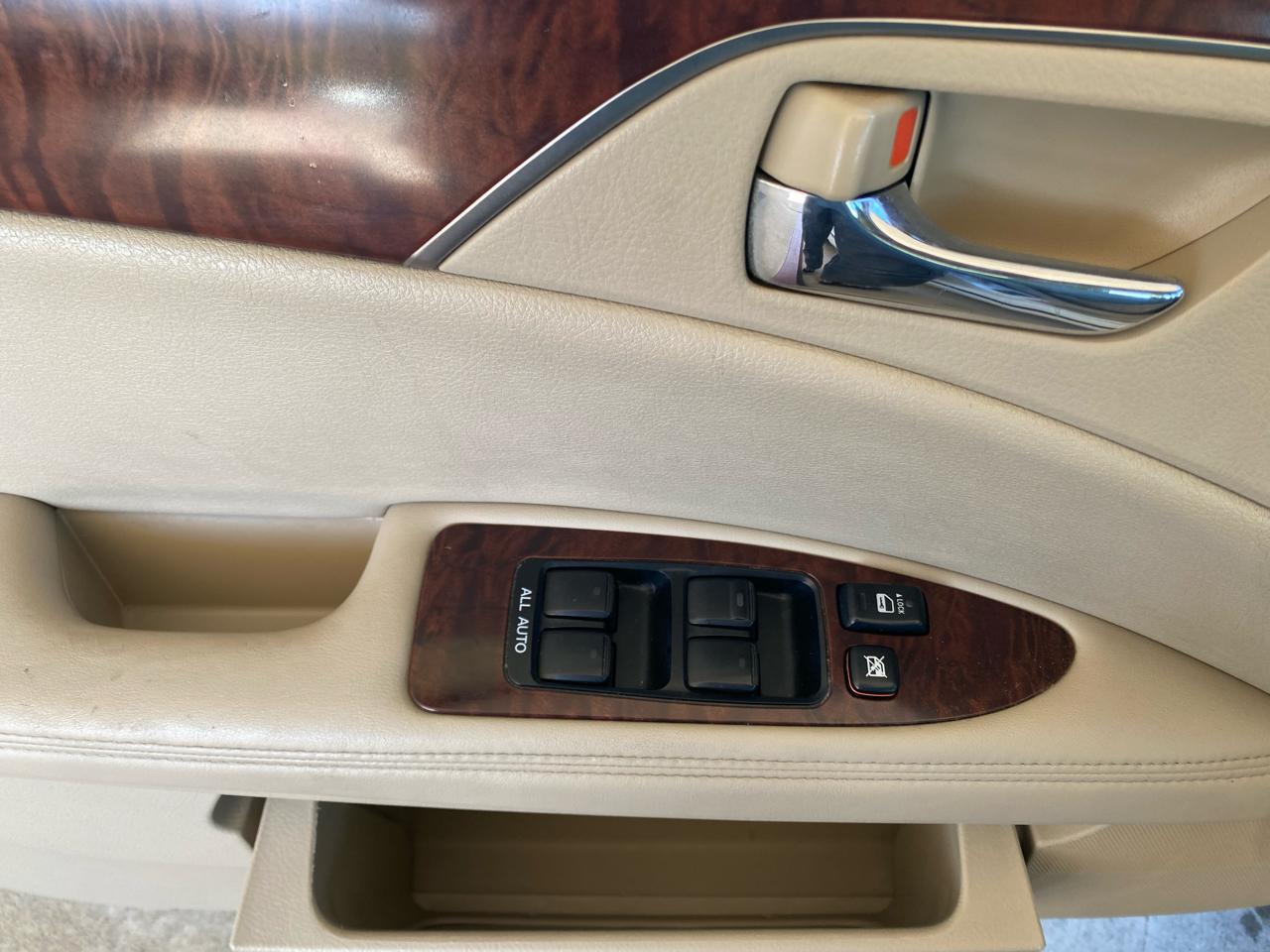 Toyota Avalon 4dr Sdn (Natl) 2011