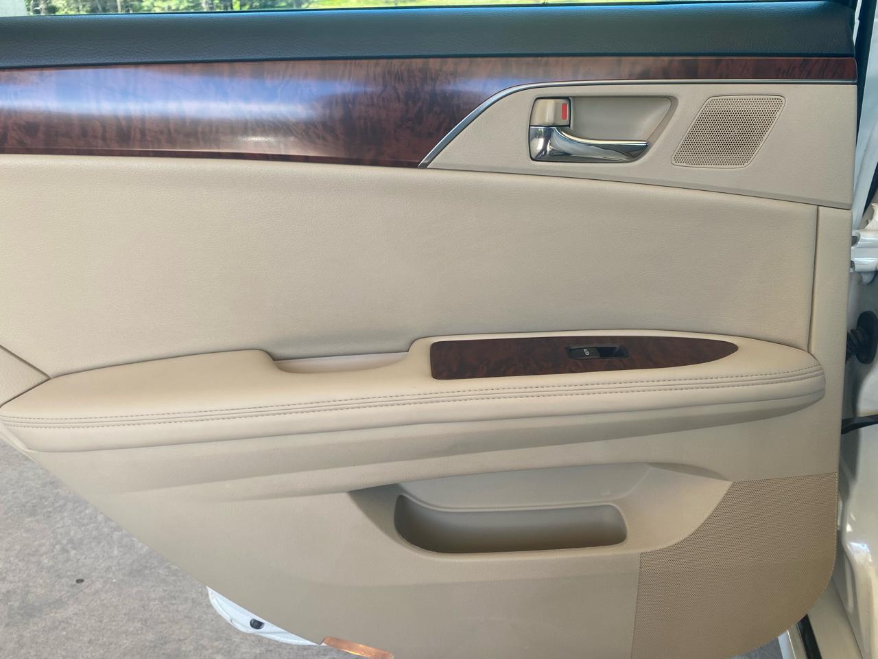 Toyota Avalon 4dr Sdn (Natl) 2011