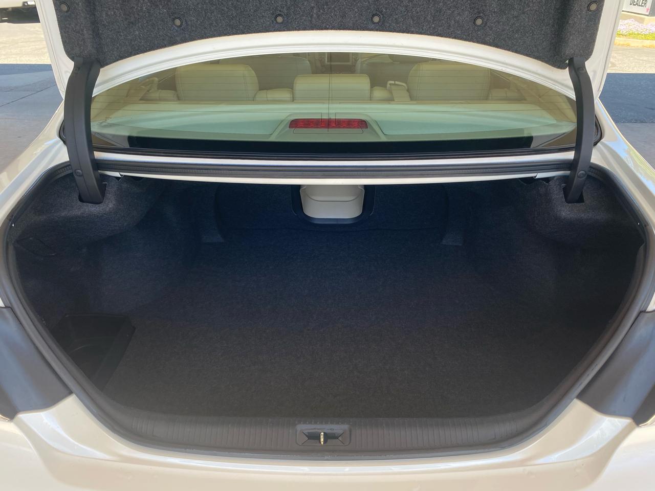 Toyota Avalon 4dr Sdn (Natl) 2011