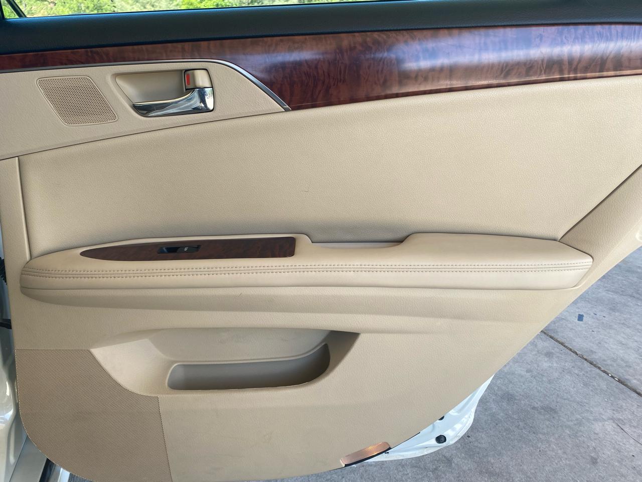 Toyota Avalon 4dr Sdn (Natl) 2011