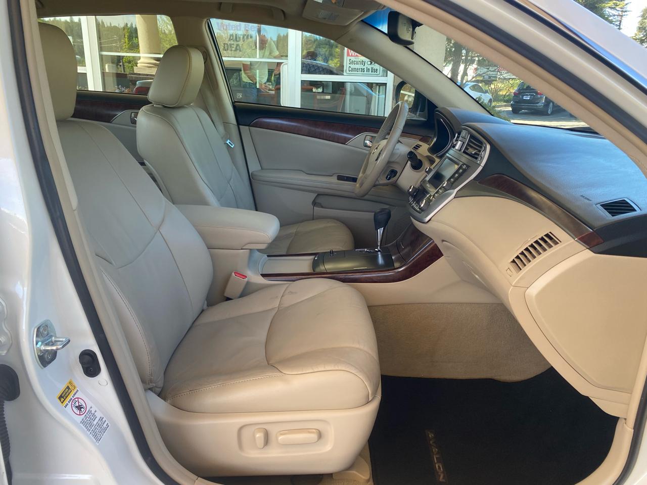 Toyota Avalon 4dr Sdn (Natl) 2011