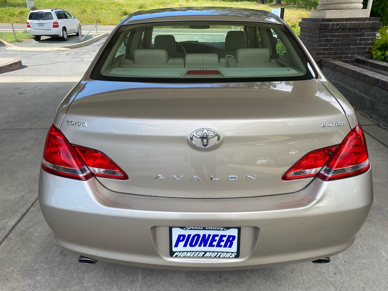 Toyota Avalon  2005