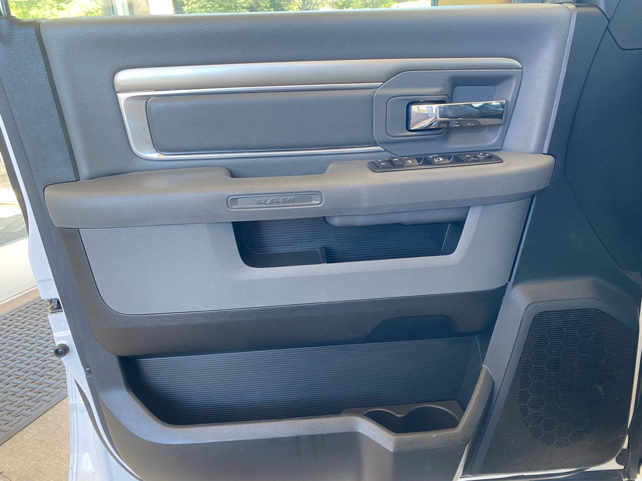 RAM 1500 Big Horn 4x4 Crew Cab 5'7" Box 2017