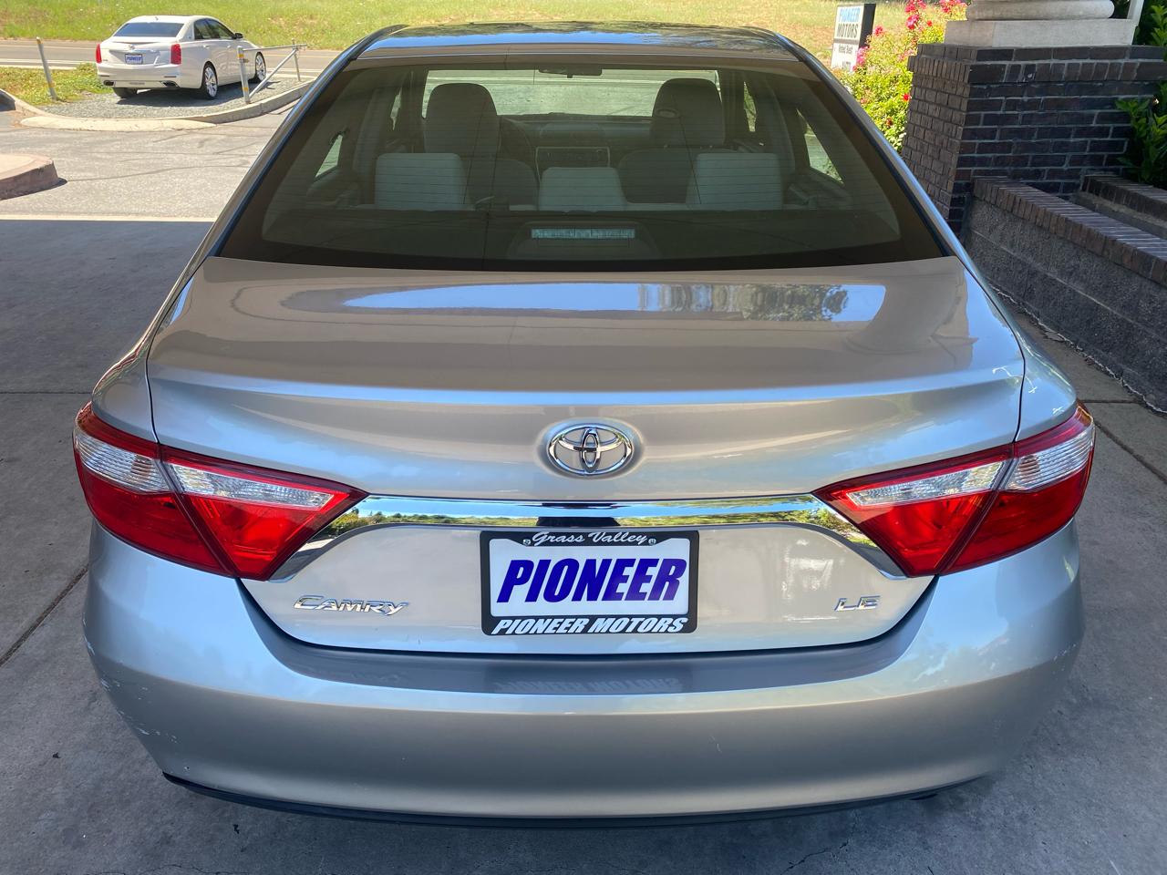 Toyota Camry 4dr Sdn I4 Auto LE (Natl) 2015