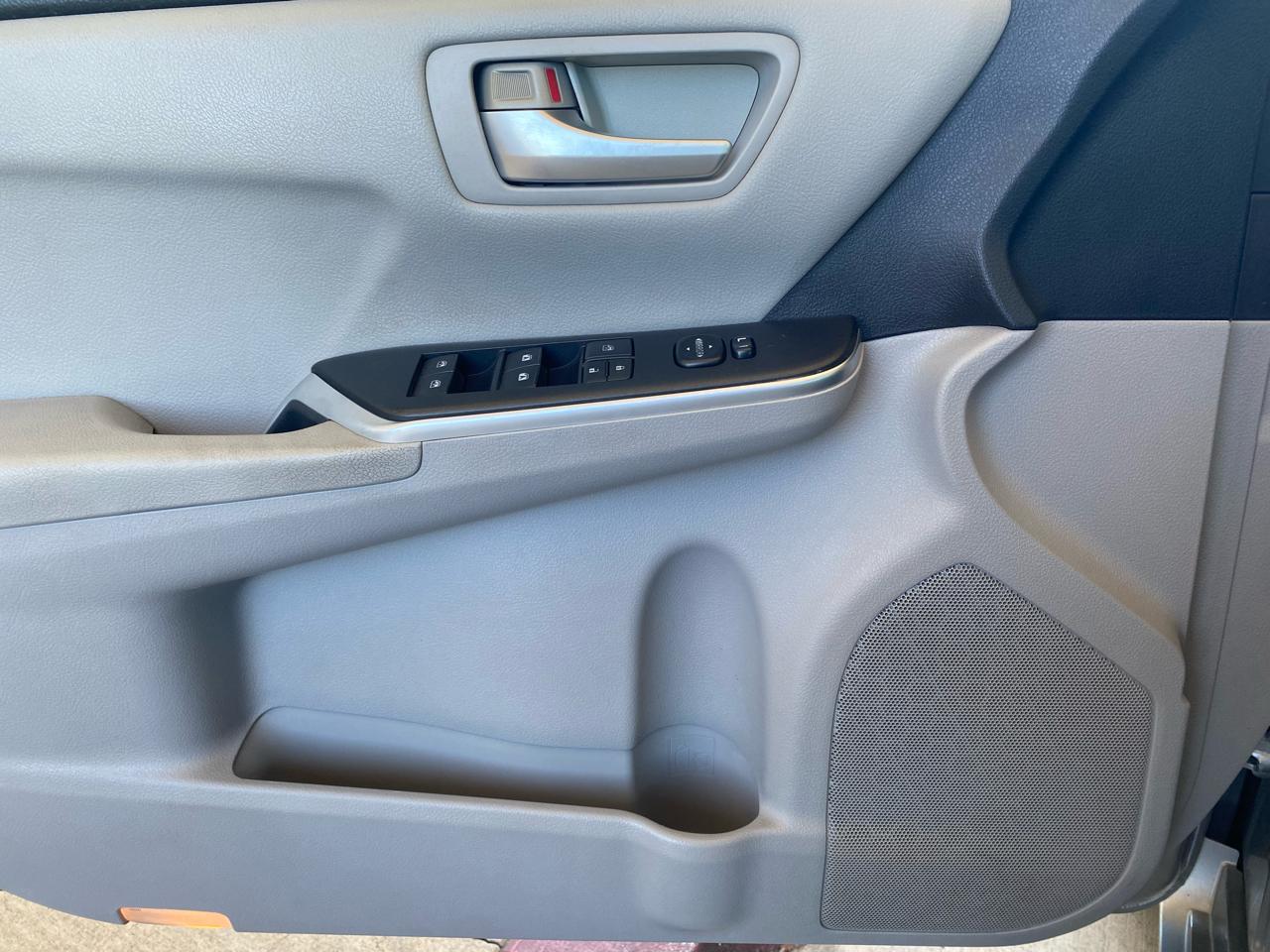 Toyota Camry 4dr Sdn I4 Auto LE (Natl) 2015