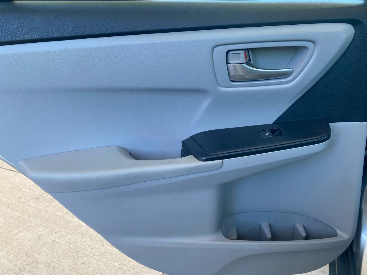 Toyota Camry 4dr Sdn I4 Auto LE (Natl) 2015