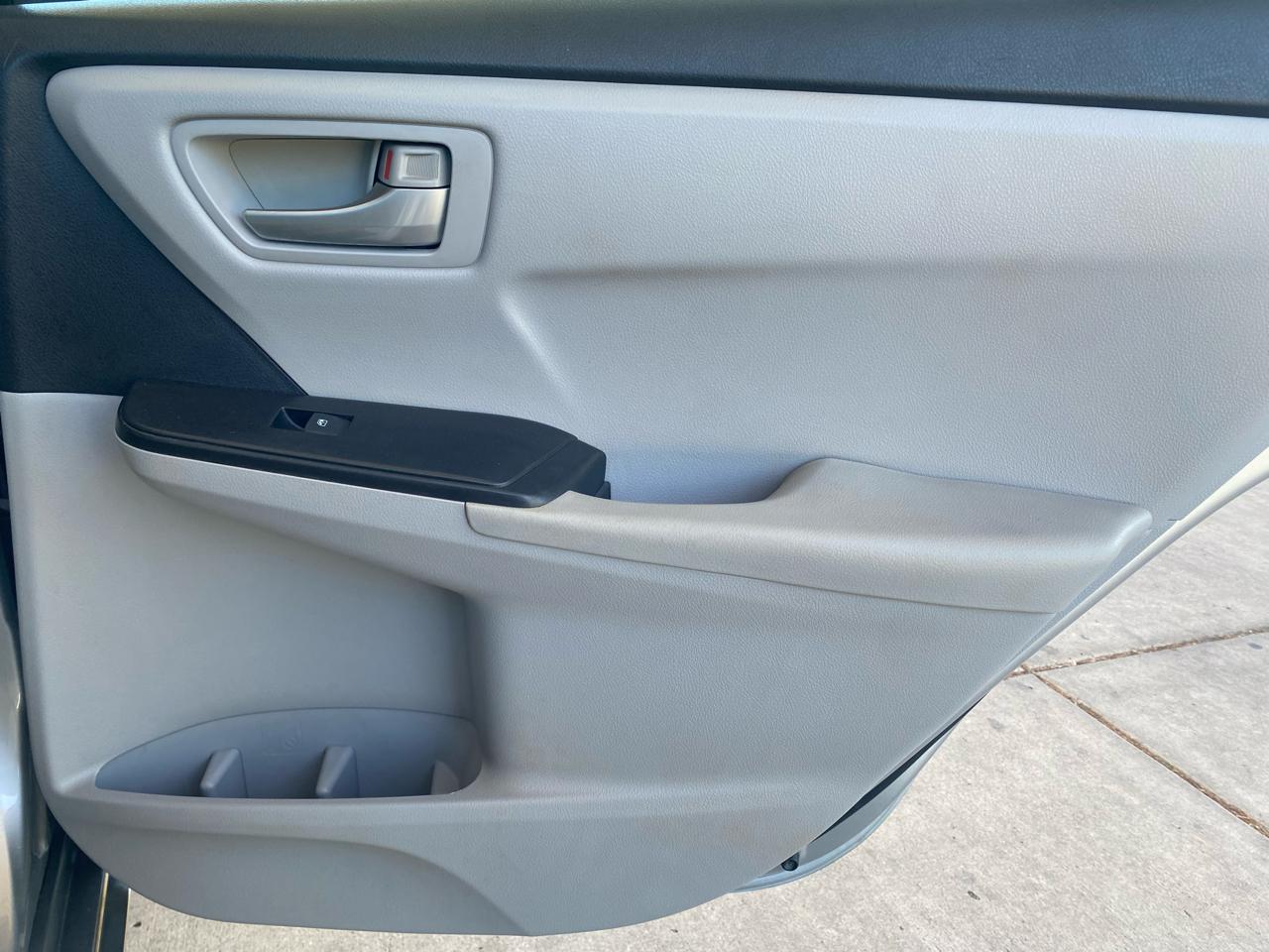 Toyota Camry 4dr Sdn I4 Auto LE (Natl) 2015