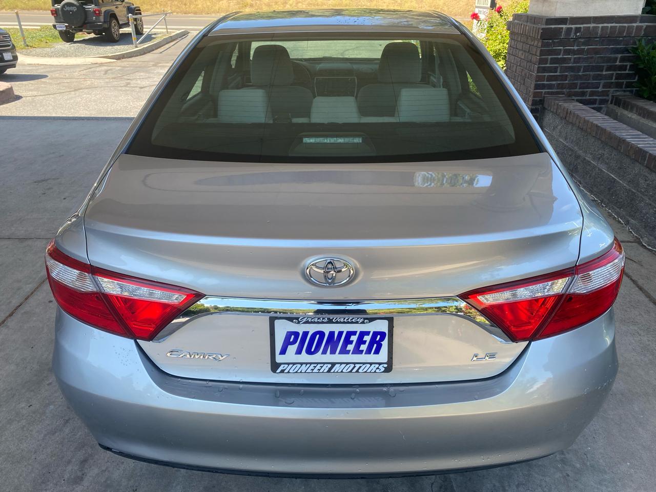 Toyota Camry 4dr Sdn I4 Auto LE (Natl) 2015