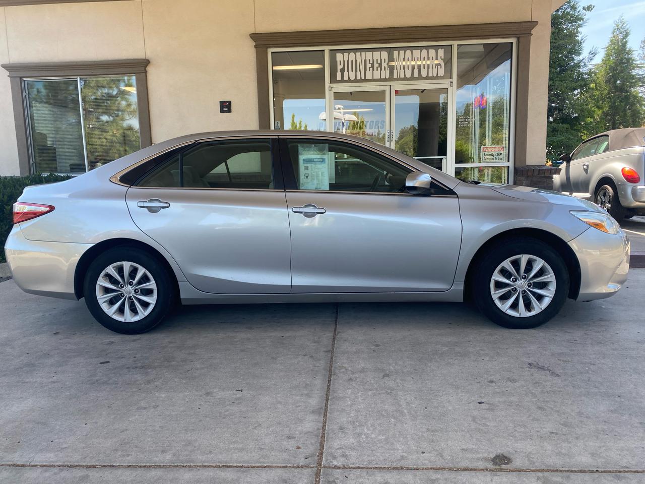 Toyota Camry 4dr Sdn I4 Auto LE (Natl) 2015