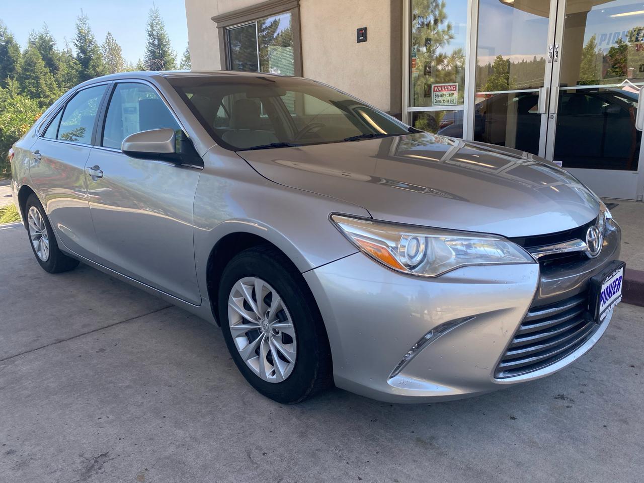 Toyota Camry 4dr Sdn I4 Auto LE (Natl) 2015