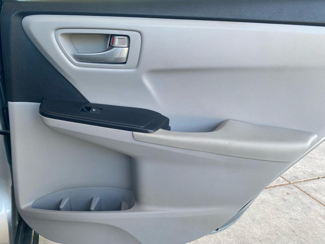 Toyota Camry 4dr Sdn I4 Auto LE (Natl) 2015