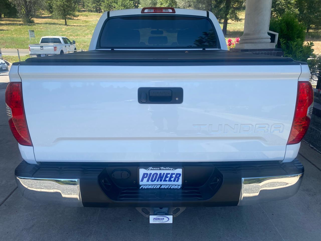 Toyota Tundra 4WD Truck CrewMax 5.7L V8 6-Spd AT SR5 (Natl) 2015