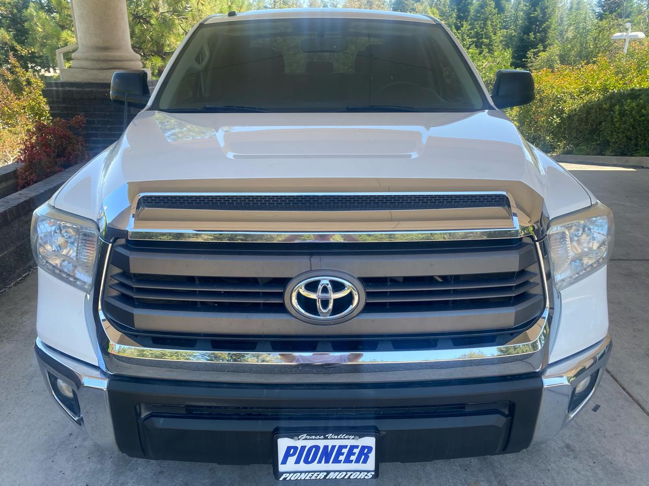 Toyota Tundra 4WD Truck CrewMax 5.7L V8 6-Spd AT SR5 (Natl) 2015